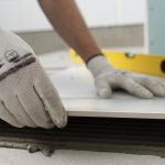 carreleur-travaillant-renovation-appartement